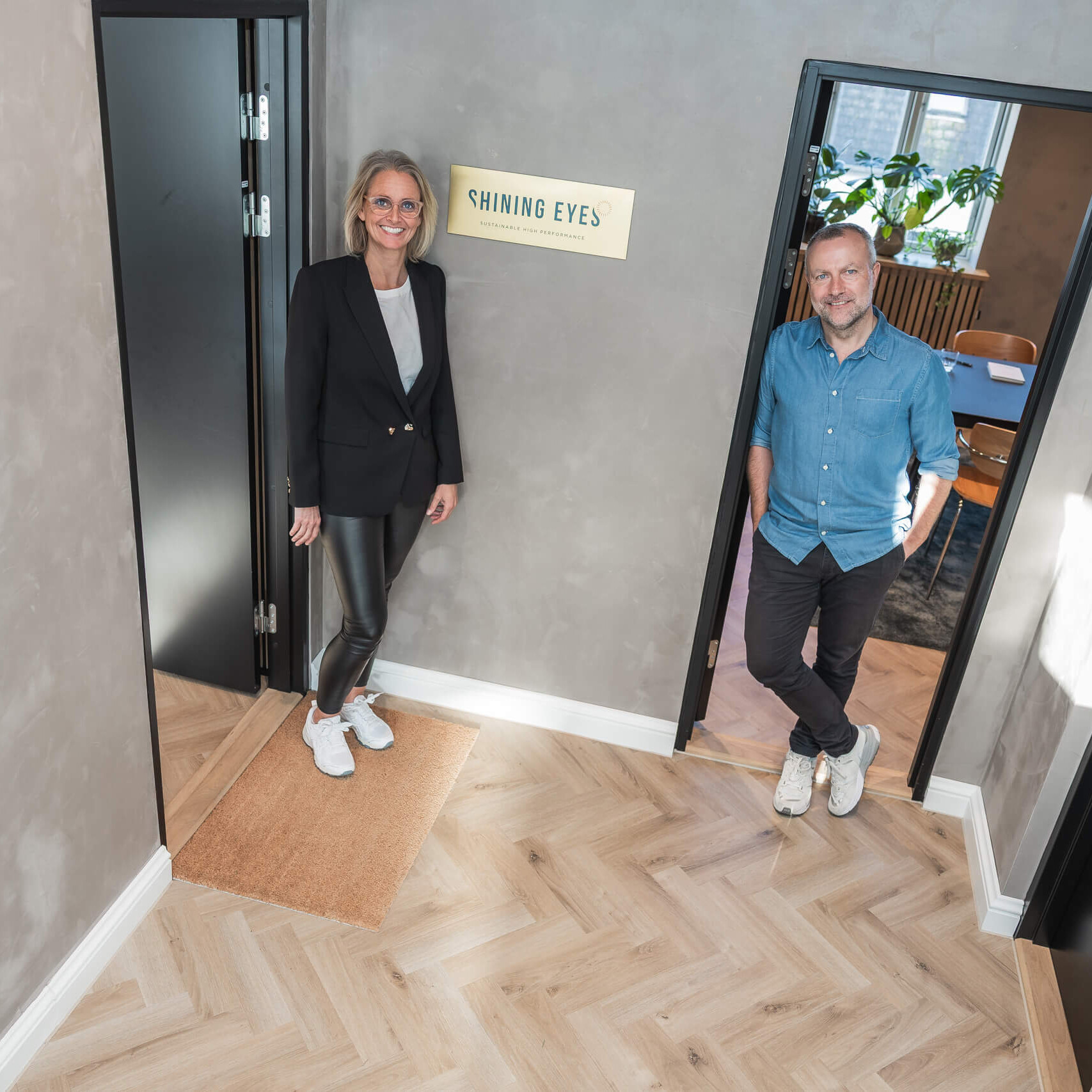 Louise og Jesper foran kontoret