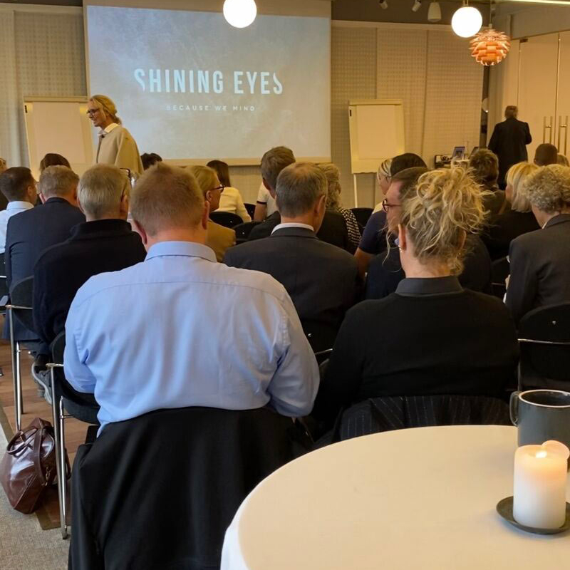 Foredrag med Shining Eyes