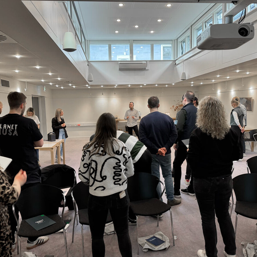 Jesper, snakker foran mennesker